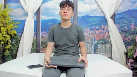 miltondelis online show from September 2025 03:32:02 AM