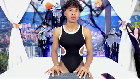 miltondelis online show from November 2025 05:06:01 AM