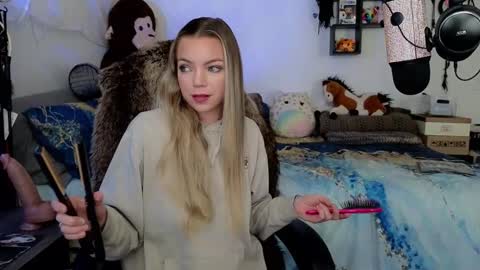 Snapshot of mindymars chatting on November 2025 04:07:01 PM Mindy Mars online show from November 2025 04:07:01 PM