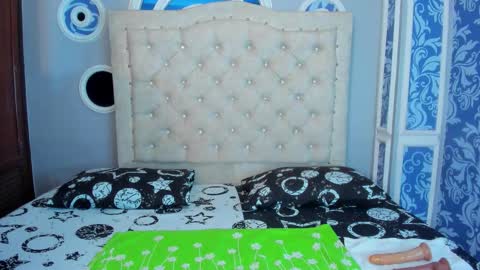 Mishell online show from December 2025 12:01:02 PM