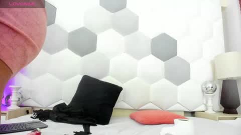 Mishell Parisi online show from November 2025 07:57:01 PM