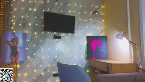 Snapshot of miss_bubbles chatting on December 2025 01:02:02 AM Sandy online show from December 2025 01:02:02 AM