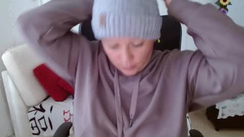 Miss Evoleth online show from December 2025 04:12:02 PM