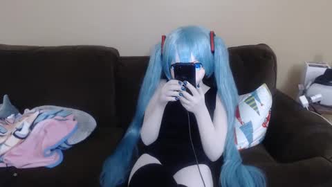 Snapshot of miss_kigu_miku chatting on December 2024 01:36:01 AM Miku online show from December 2024 01:36:01 AM