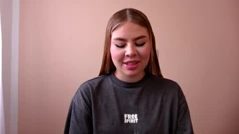 Snapshot of miss_sophie1 chatting on June 2026 05:25:01 PM sophi 3 online show from June 2026 05:25:01 PM