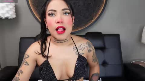 Snapshot of miss_vaiolette chatting on May 2026 11:06:01 AM Vaiolette online show from May 2026 11:06:01 AM