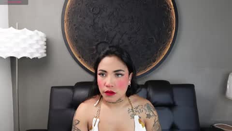 Snapshot of miss_vaiolette chatting on June 2026 11:01:02 AM Vaiolette online show from June 2026 11:01:02 AM
