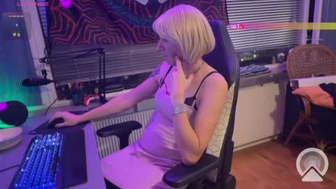 Snapshot of missbeccasissy chatting on December 2024 04:21:01 PM MissBeccasissy online show from December 2024 04:21:01 PM