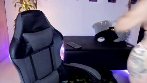 Snapshot of misscharlottte_18 chatting on December 2024 03:58:02 AM Missy Charlottte. Hey remember to give me a thumbs up ty online show from December 2024 03:58:02 AM