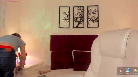 Bella Castillo online show from November 2025 01:25:02 PM