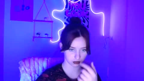 Mia online show from November 2025 07:04:02 PM