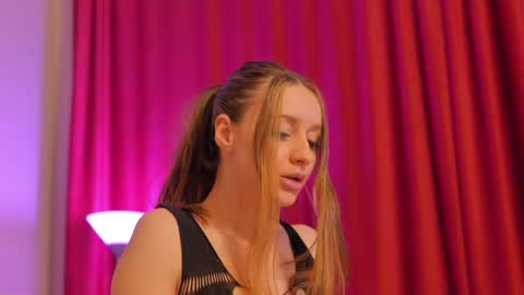 Snapshot of missqueenlust chatting on March 2025 06:21:01 AM missqueenlust online show from March 2025 06:21:01 AM