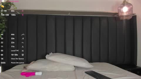 missvalerie_ online show from November 2025 08:16:01 PM