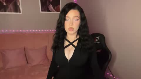 Mia online show from October 2025 07:57:02 PM