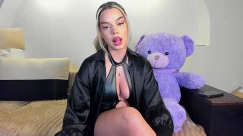 Snapshot of mistresskenda chatting on January 2025 05:35:01 PM Mistress KiRa online show from January 2025 05:35:01 PM