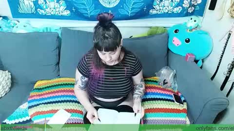 Elizabxth Fields online show from November 2025 04:44:01 AM