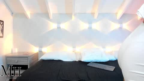 mizzhell_ online show from November 2025 12:44:02 PM