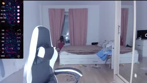 Lili online show from March 2025 04:46:01 PM