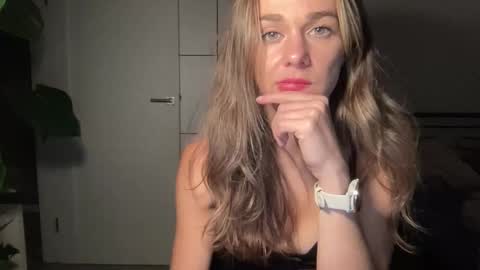 mmminnie online show from October 2025 05:19:02 PM