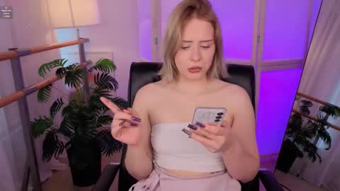 Snapshot of mol_l_y chatting on February 2026 07:17:01 AM Molly online show from February 2026 07:17:01 AM