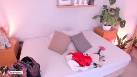 M o L l i E  online show from February 2025 11:55:02 AM