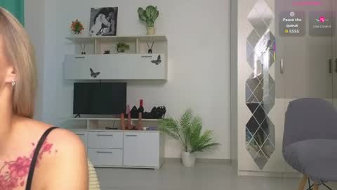 Snapshot of molliblum chatting on May 2026 02:22:01 PM molliblum online show from May 2026 02:22:01 PM