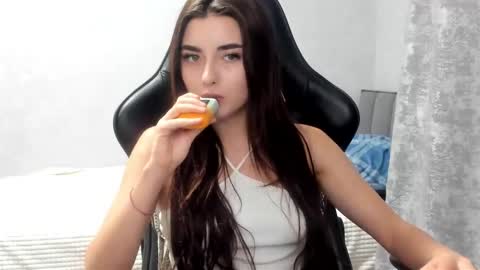 Snapshot of molly_ww chatting on November 2025 08:52:01 PM Molly online show from November 2025 08:52:01 PM