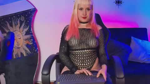 Snapshot of mollycb chatting on June 2026 04:04:01 AM mollycb online show from June 2026 04:04:01 AM