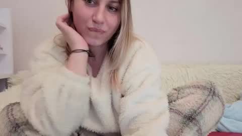 Snapshot of mollyforyou chatting on January 2026 10:24:02 PM Nica follow me online show from January 2026 10:24:02 PM