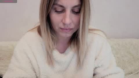 Snapshot of mollyforyou chatting on January 2026 08:10:02 PM Nica follow me online show from January 2026 08:10:02 PM