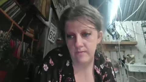 Molotovfoxtail online show from November 2025 04:49:01 AM