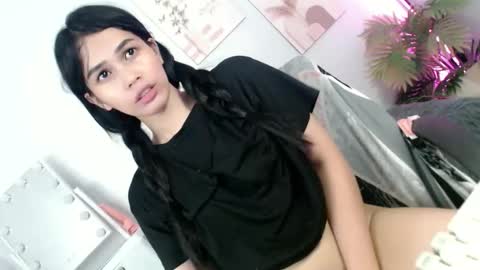 Snapshot of momi_khem019 chatting on May 2026 07:35:02 AM MOMIKHEM online show from May 2026 07:35:02 AM