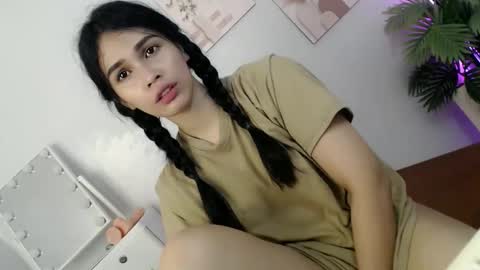 Snapshot of momi_khem019 chatting on May 2026 06:31:02 AM MOMIKHEM online show from May 2026 06:31:02 AM