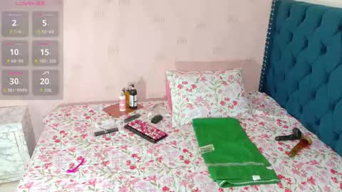 Snapshot of mommywebcam chatting on October 2025 02:34:01 AM DINAH online show from October 2025 02:34:01 AM