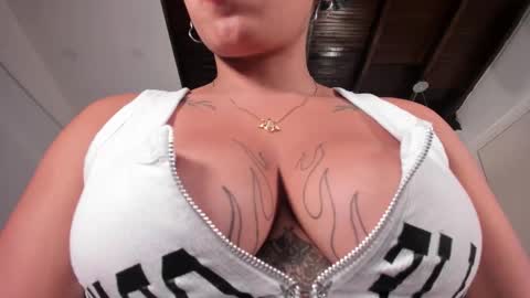 Snapshot of momo_ayasse chatting on November 2025 09:57:01 PM Momo online show from November 2025 09:57:01 PM