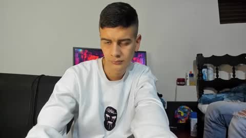 Snapshot of monarquia_ chatting on December 2024 01:35:01 AM nicolas online show from December 2024 01:35:01 AM