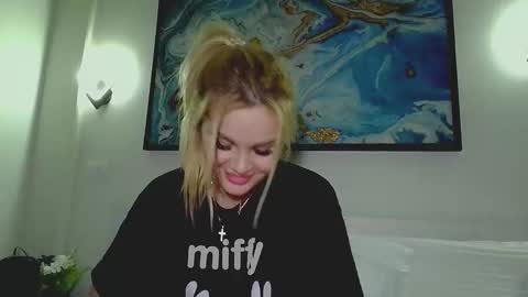 Snapshot of moni_ chatting on February 2026 04:35:02 AM Monica online show from February 2026 04:35:02 AM