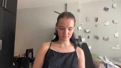 Snapshot of moniquerinn chatting on April 2026 03:22:02 AM Rose online show from April 2026 03:22:02 AM