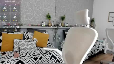 Snapshot of moon_lightt9 chatting on January 2026 11:20:01 PM Sarah online show from January 2026 11:20:01 PM