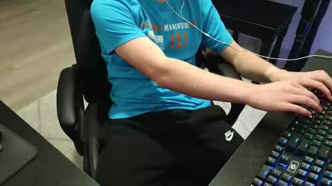 moonlighter7 online show from November 2025 01:37:01 AM