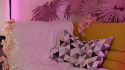 moonliora online show from February 2026 06:11:02 PM