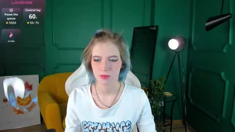 Asuna online show from October 2025 01:33:02 PM