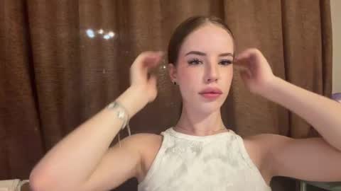Snapshot of moonveil_ chatting on July 2026 07:05:01 PM Sofia online show from July 2026 07:05:01 PM