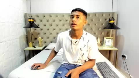 Mmorenito online show from October 2025 07:36:02 PM