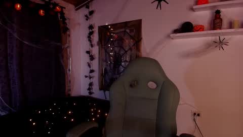 MIKEE online show from October 2025 03:06:01 AM