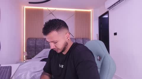 MIKEE online show from March 2026 03:01:01 AM