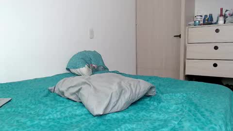 INDEPENDT MODEL - Twitter mrmickke online show from December 2024 07:01:01 PM