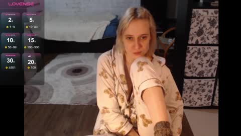 Snapshot of mrsluck chatting on December 2024 09:43:02 AM Sasha online show from December 2024 09:43:02 AM