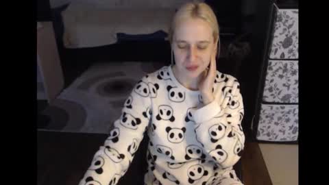 Snapshot of mrsluck chatting on November 2025 06:04:02 AM Sasha online show from November 2025 06:04:02 AM