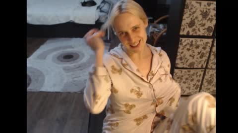 Snapshot of mrsluck chatting on November 2025 01:32:01 PM Sasha online show from November 2025 01:32:01 PM